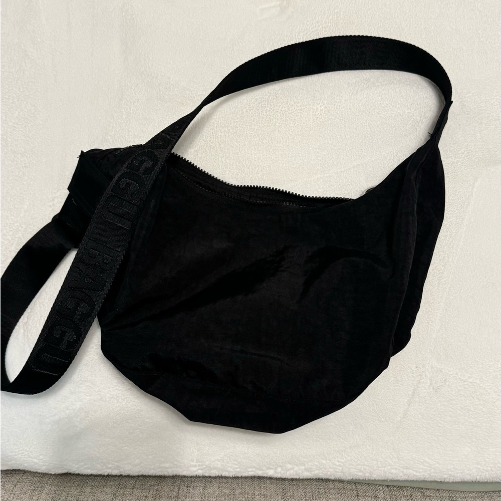BLACK MEDIUM CRESCENT BAGGU BAG🖤